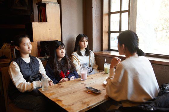 소중 학생기자단이 안지영(오른쪽) 역사해설가에게 미래유산에 관해 설명을 듣고 있다.