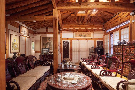 제2전시실은 작가가 생전에 국내외 문인과 많은 손님을 대접하던 응접실을 재현한 곳으로 붉은색 카펫 위로 서양식 테이블과 의자, 서까래가 드러난 한옥 지붕이 조화를 이룬다.