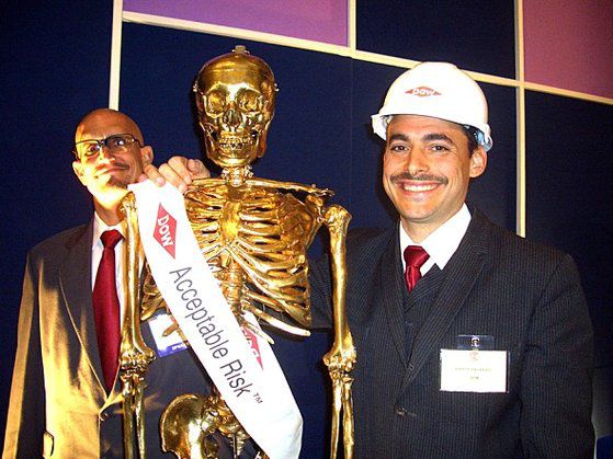 예스맨이 다우 케미컬 대변인을 사칭한 이야기를 그린 다큐멘터리 ‘예스맨 프로젝트’ 스틸. 사진 마이미디어