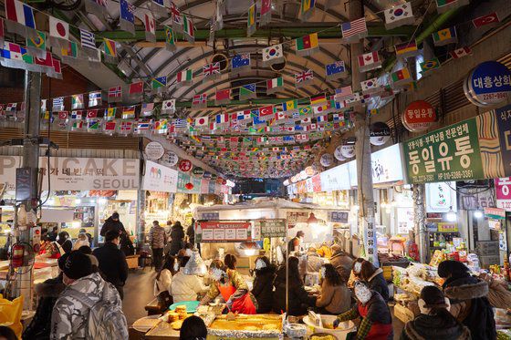 빈대떡·호떡·김밥 등 여러 음식을 파는 먹자골목도 유명해 시장 곳곳에서 음식을 먹고 있는 사람들을 볼 수 있다.