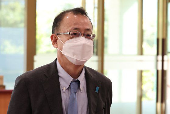 지난 12일 방한한 후나코시 다케히로 일본 외무성 아시아대양주국장이 서울 종로구 외교부 청사로 들어가는 모습. 연합뉴스.