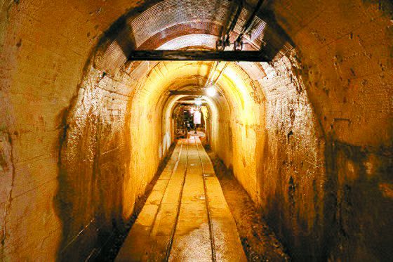 일본은 사도광산에서 에도 시대 때 고품질의 금이 대량으로 생산돼 세계유산으로서의 문화적 가치가 있다고 주장하면서 조선인 강제노역 사실은 숨긴 채 지난 19일 유네스코 위원회에 등재를 재차 신청했다. 사진은 일본 사도광산 내 터널. 서경덕 교수 제공. 연합뉴스.