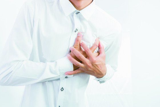 급성 심근경색의 대표적인 증상이 가슴 통증과 호흡곤란이다. [중앙포토]