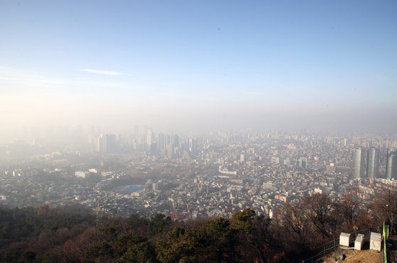 지난 8일 서울 남산에서 바라본 도심 대기가 뿌옇다. 뉴시스
