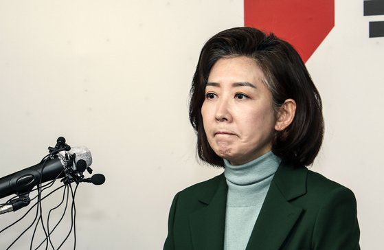 국민의힘 나경원 전 의원이 1월 25일 오전 서울 여의도 국민의힘 당사에서 당 대표 불출마 기자회견을 마친 뒤 인사하고 있다. 김성룡 기자