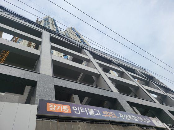 대구 달서구 장기동 인터불고 라비다 공사현장. 6개월 이상 공사가 멈춰 분양보증사고로 처리됐다. 대구=백경서 기자