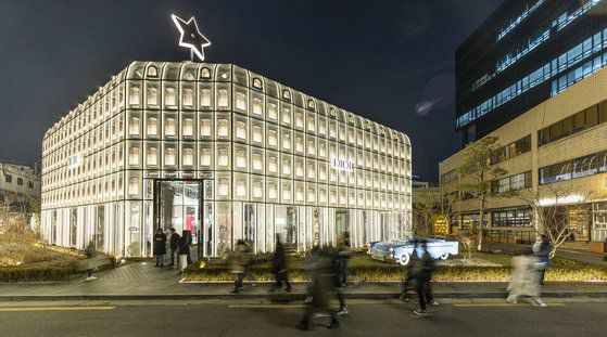 지난 10일 오후 성수동 연무장길 인근에 자리한 명품브랜드 디올의 팝업스토어 '디올 성수'. 최영재 기자