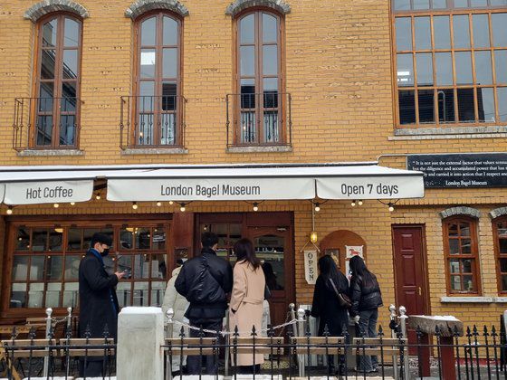 지난 26일 오후 압구정 도산공원 인근 카페 입장을 기다리는 사람들. 윤혜인 기자