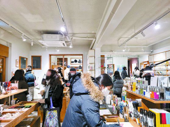 매서운 추위에도 불구하고 지난 25일 성수동 연무장길에 위치한 문구점 '포인트오브뷰(Point of View)'가 문구류를 구경하는 손님들로 북적이고 있다. 윤혜인 기자