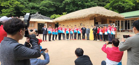 박정희 전 대통령의 생가는 여전히 정치적 상징성이 큰 장소다. 사진은 지난해 5월 19일 당시 김장호 국민의힘 구미시장 후보와 시·도의원 후보들이 지방선거 출정식을 앞두고 경북 구미 박정희 대통령 생가를 참배한 뒤 박 대통령 부부 포토존에서 파이팅을 외치며 압승을 다짐하고 있는 모습. 뉴스1