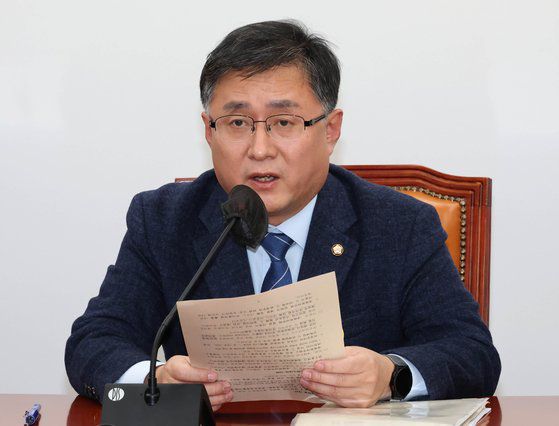 더불어민주당 김성환 정책위의장이 31일 국회에서 열린 원내대책회의에서 발언하고 있다. 연합뉴스