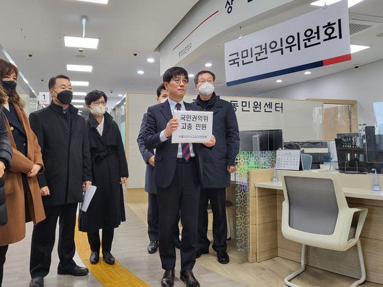 서울자사고교장연합회 회장을 맡은 고진영 배재고 교장이 1일 오후 2시 서울 종로구 국민권익위원회 정부합동민원센터에서 고충민원을 접수하기 전 기자회견을 열고 있다. 이가람 기자