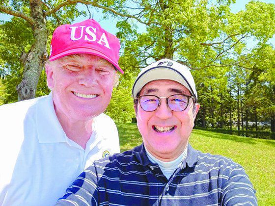 2019년 5월 26일 일본을 방문한 도널드 트럼프 당시 대통령과 아베 신조 당시 일본 총리가 함께 골프를 치던 중 사진 촬영을 하고 있다. 로이터=연합뉴스