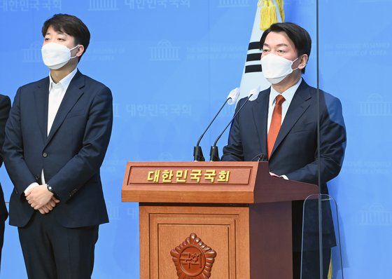 2022년 4월 18일 이준석 당시 국민의힘 대표와 안철수 국민의당 대표가 서울 여의도 국회 소통관에서 양 당 간 합당을 공식 선언하는 모습. 중앙포토