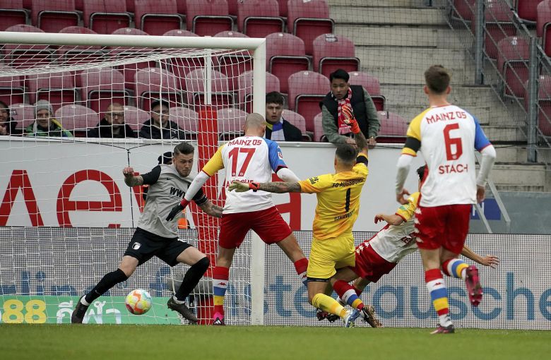 마인츠 이재성(오른쪽 둘째)이 아우크스부르크전에서 넘어지며 선제골을 터트리고 있다. AP=연합뉴스