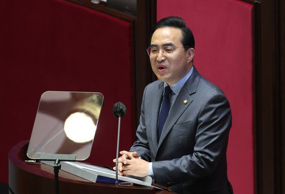 주호영 국민의힘 원내대표(오른쪽)와 성일종 정책위의장이 13일 오전 서울 여의도 국회에서 열린 제403회 국회(임시회) 제5차 본회의에서 박홍근 더불어민주당 원내대표의 교섭단체 대표연설을 듣고 있다. 뉴스1