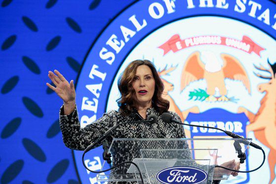 그레첸 휘트머 미국 미시간 주지사가 13일(현지시간) 미시간주 로물루스에서 포드와 중국 CATL의 미시간주 마샬 배터리 공장 건설 계획 발표 현장에서 발언하고 있다. 로이터=연합뉴스