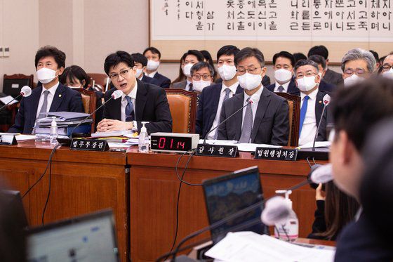 한동훈 법무부 장관(가운데)과 최재해 감사원장(오른쪽)이 15일 국회 법제사법위원회 전체회의에서 의원 질의에 답하고 있다. 민주당 이탄희 의원이 “감사원장 관사 개·보수에 7개월간 1억4000만원이 쓰였다”며 과다 비용 의혹을 제기하자 최 원장은 “전임 원장이 급작스럽게 나가는 바람에 6개월 정도 비어서 손볼 부분이 있었다”고 답했다. 감사원은 “38년 이상 된 노후 시설이어서 시급한 정비를 위한 공사가 진행된 것”이라고 추가 설명했다. [뉴스1]