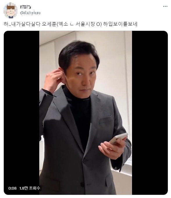 걸그룹 뉴진스가 16일 오전 서울시청에서 열린 '서울특별시 홍보대사 위촉식'에서 오세훈 서울시장에게 위촉패를 수여받은 뒤 기념촬영을 하고 있다. 연합뉴스