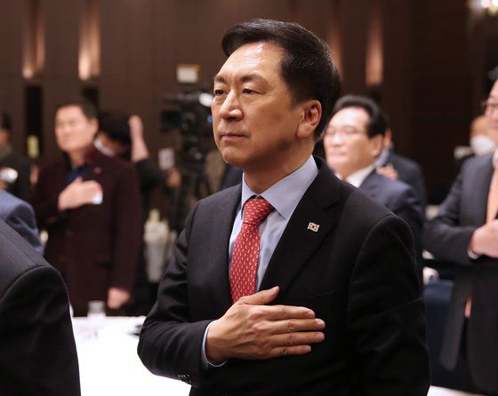김기현 국민의힘 당대표 후보가 17일 오전 서울 영등포구 공군호텔에서 열린 직능경제인단체총연합회 초청강연에 참석해 국민의례를 하고 있다. 뉴스1