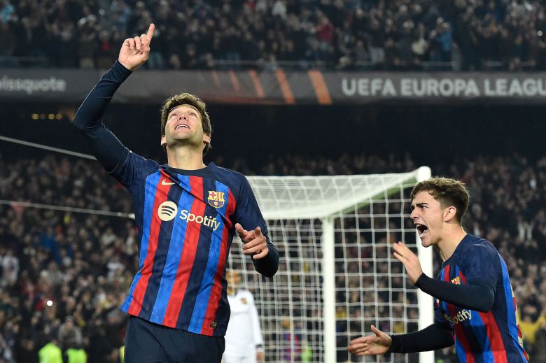 바르셀로나 알론소(왼쪽)가 선제골을 놓고 손가락으로 하늘을 가리켰다. 최근 세상을 떠난 아버지를 향한 세리머니다. AFP=연합뉴스