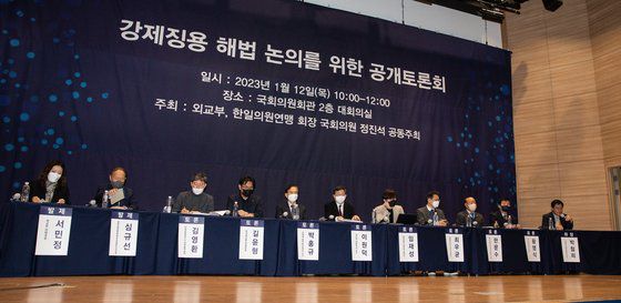 지난달 12일 국회 의원회관에서 열린 강제징용 해법 논의를 위한 공개 토론회에선 피해자 법률대리인단과 지원단 등의 거센 반발이 이어졌다. 그럼에도 정부는 강제징용 해법 도출에 드라이브를 걸며 일본과의 협의 및 피해자 의견 수렴을 강화하고 있다. 뉴스1