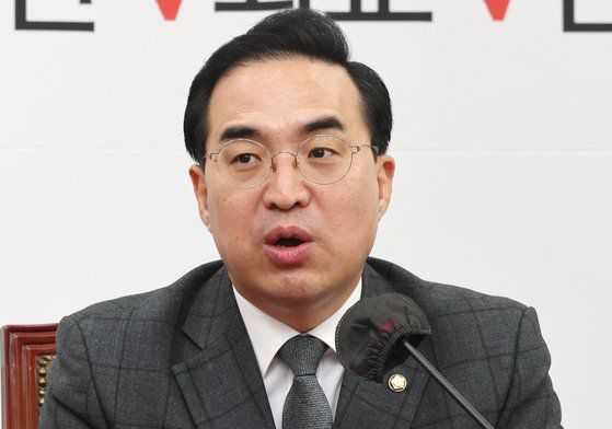 박홍근 더불어민주당 원내대표가 21일 오전 국회에서 열린 원내대책회의에서 발언하고 있다. 연합뉴스