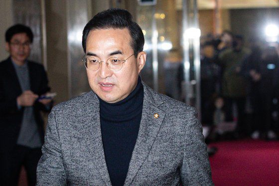 박홍근 더불어민주당 원내대표가 22일 서울 여의도 국회에서 열린 김진표 국회의장 주재 여야 원내대표 회동을 위해 의장집무실로 들어서고 있다. 뉴스1