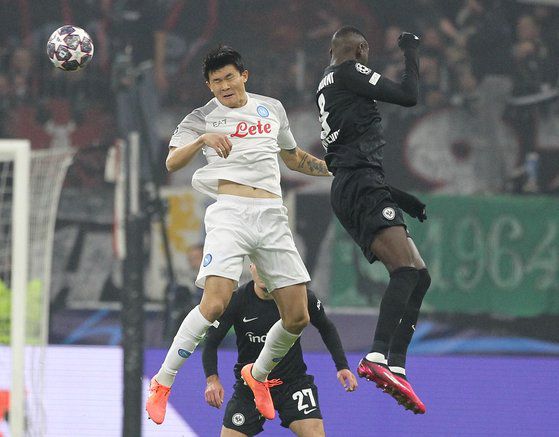 상대 공격수 콜로 무아니와 공중볼을 다투는 김민재. AFP=연합뉴스