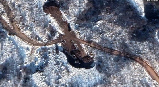 북한 평안북도 철산군 동창리 서해위성발사장 인근에서 부두와 연결되는 터널 굴착 공사 현장이 포착됐다. VOA 화면 캡처