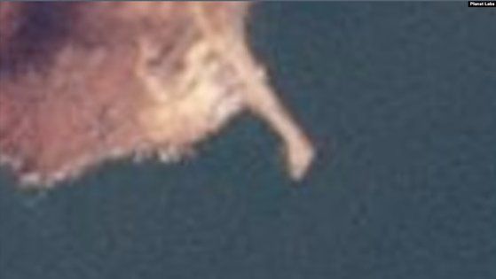 지난 22일 북한 평안북도 철산군 동창리 서해위성발사장 인근 바다를 촬영한 상업용 인공위성 사진. 플래닛랩스가 제공한 이 사진에서 부두 추정 시설이 포착됐다. VOA 화면 캡처