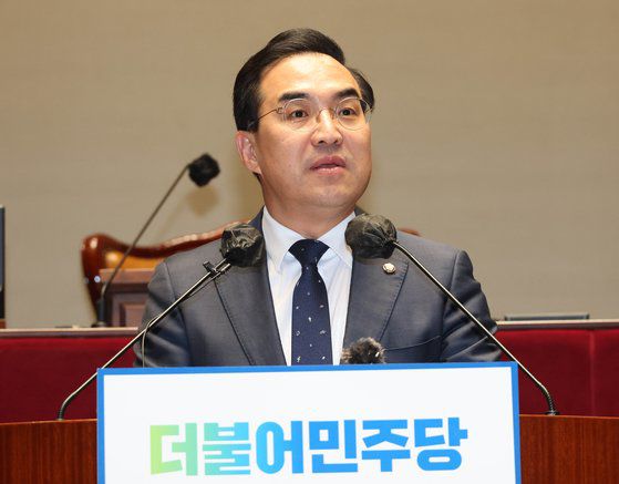 박홍근 더불어민주당 원내대표가 27일 국회에서 열린 의원총회에서 발언하고 있다. 연합뉴스