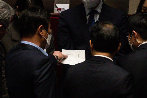 27일 서울 여의도 국회에서 열린 제403회 국회(임시회) 제8차 본회의에서 국회의원 이재명에 대한 체포동의안 개표 과정 중 감표위원들이 무효표 여부에 대해 논쟁을 벌이고 있다. 뉴스1