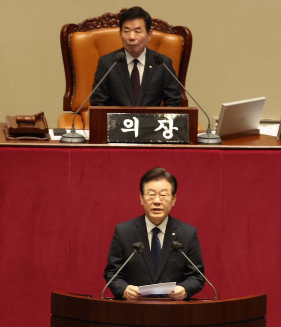 더불어민주당 이재명 대표가 27일 국회에서 열린 본회의에서 본인의 체포동의안에 관해 신상발언을 하고 있다.연합뉴스