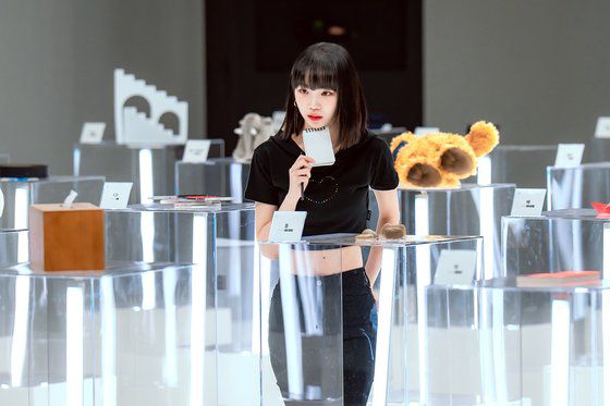 왓챠 오리지널 다큐멘터리 '다음 빈칸을 채우시오'에서는 4명의 아이돌이 등장해 무대 아래 ‘나’로서의 이야기를 풀어낸다. 왓챠