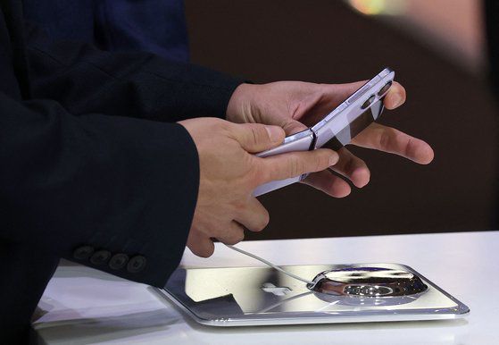 중국 스마트폰 기업 오포는 MWC에서 ‘파인드 N2플립’의 글로벌 버전을 선보였다. 삼성전자의 갤럭시Z플립과 비슷한 형태의 기기다. 오포 부스에서 제품을 살펴보고 있는 관람객. 연합뉴스