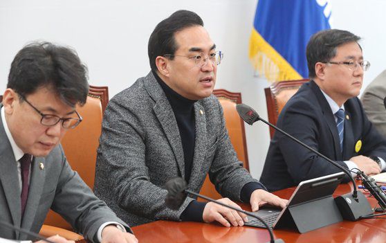 박홍근 더불어민주당 원내대표가 2일 서울 여의도 국회에서 열린 정책조정회의에서 모두발언을 하고 있다. 뉴스1