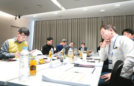 한자리에 모인 ‘2023 올해의 차’ 심사위원들. 임홍재 국민대학교 총장을 중심으로 디자이너, 자동차 연구원, 칼럼니스트 등 업계 전문가들이 참여했다. 새롭게 국내 최정상 프로 레이싱 드라이버 및 자율주행기술 전문가도 합류했다. 오토뷰=김주현 기자