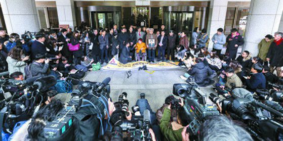 강제징용 협상의 핵심 쟁점인 일본 피고 기업의 참여 문제는 끝내 합의에 이르지 못한 채 한국 정부가 해법을 발표하는 모양새다. 일본은 협상 초기부터 줄곧 일본 피고 기업 참여에 대해 '절대불가' 입장을 고수했다. 사진은 2018년 11월 대법원 판결을 통해 최종 승소한 이후 기자회견에 나선 강제징용 피해자 김성주 할머니. 뉴스1