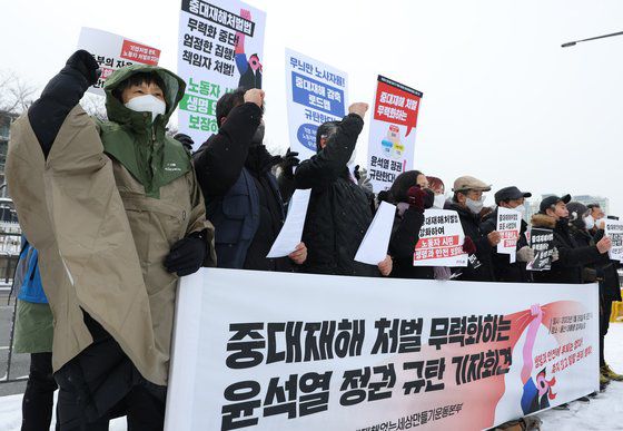 지난달 26일 용산 대통령실 앞에서 민주노총 주최로 '중대재해 처벌 무력화하는 윤석열 정권 규탄' 기자회견이 열리고 있다. 연합뉴스