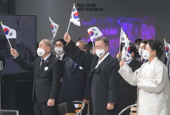 문재인 전 대통령이 2019년 오사카에서 열린 G20 정상회의 공식환영식에서 의장국인 아베 신조 당시 읿본 총리와 악수한 뒤 이동하고 있다. 연합뉴스