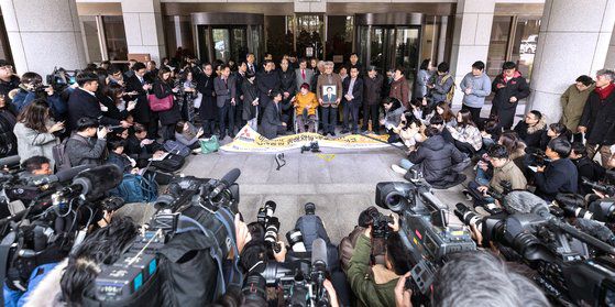 정부의 강제징용 해법은 우선 2018년 대법원 판결을 통해 승소한 강제징용 피해자 15명에게 적용된다. 이외에 대법원 및 고등법원에 소송이 계류중인 피해자의 경우 최종 결론이 날 경우 동일한 방식으로 제3자 변제가 진행될 예정이다. 사진은 2018년 미쓰비시중공업을 상대로 한 소송에서 최종 승소한 이후 기자회견에 나선 김성주 할머니. 뉴스1