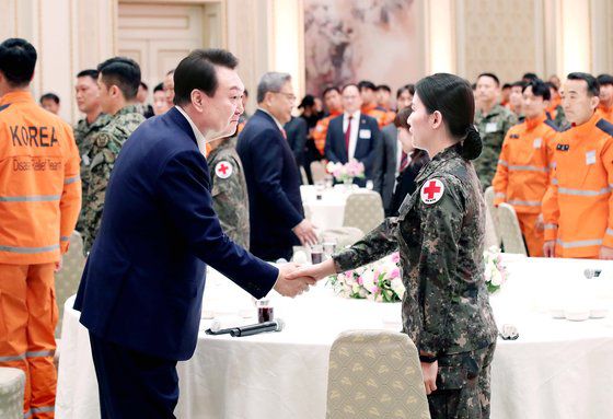 윤석열 대통령이 2022년 11월 13일(현지시간) 캄보디아 프놈펜의 한 호텔에서 열린 한일 정상회담에서 기시다 후미오 일본 총리와 악수하고 있다. 대통령실