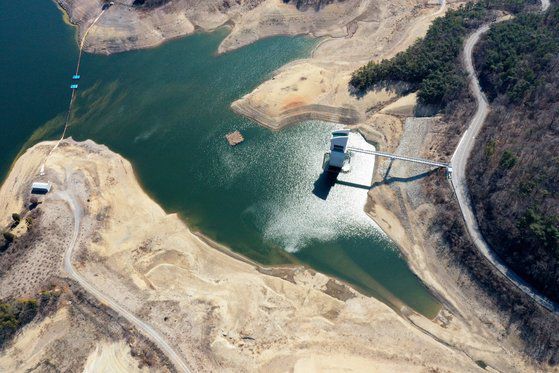 지난 3일 전남 화순군 동복호 상류 가장자리가 물 밖으로 드러나 있다. 7일 동복댐의 저수율은 20.62%를 기록하면서 연일 감소하고 있다. [뉴시스]