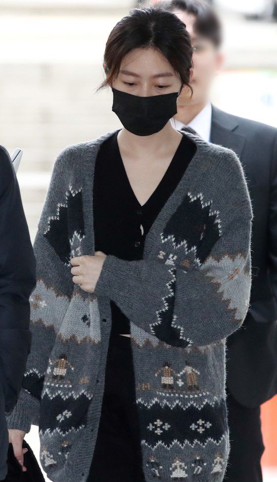 지난해 5월 음주운전을 하다 가로수와 변압기 등을 들이받은 사고를 낸 배우 김새론이 8일 오전 서울 서초구 서울중앙지법에서 열린 첫 번째 1심 공판을 마친 뒤 건물을 나서고 있다. 연합뉴스