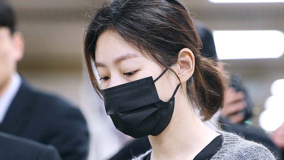 배우 김새론이 8일 오전 서울 서초구 서울중앙지법에서 열린 첫 번째 1심 공판에 출석하고 있다. 연합뉴스