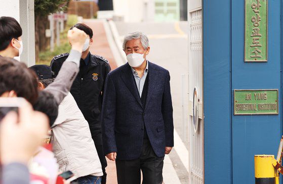 국정원 특수활동비 중 1억을 뇌물로 받은 혐의로 징역 5년을 확정받은 최경환 전 의원은 형기의 84%를 채우고 지난해 3월 가석방됐다. 연합뉴스