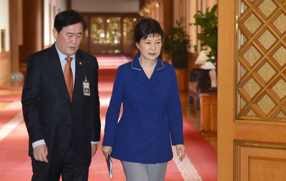 최경환 전 의원은 박근혜 전 대통령을 가장 가까이에서 도운 '친박 핵심'으로 분류된다. 청와대사진기자단