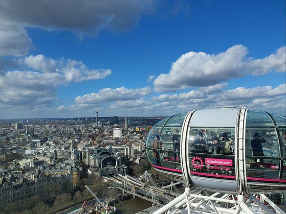 오세훈 서울시장(가운데)이 14일(현지시간) 영국 런던에 있는 대관람차 '런던아이'에 탑승해 런던아이를 설계 및 운영하고 있는 관계자들과 이야기를 나누고 있다. 사진 서울시