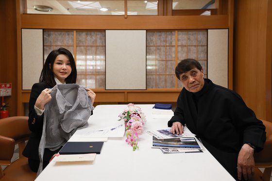 바오바오 백과 애플의 공동창업자인 스티브 잡스가 입은 검은색 터틀넥을 만든 것으로 유명한 세계적인 디자이너 이세이 미야케가 지난해 8월 5일 암으로 별세했다고 교도통신 등 일본 언론이 9일 보도했다. 향년 84세. 연합뉴스